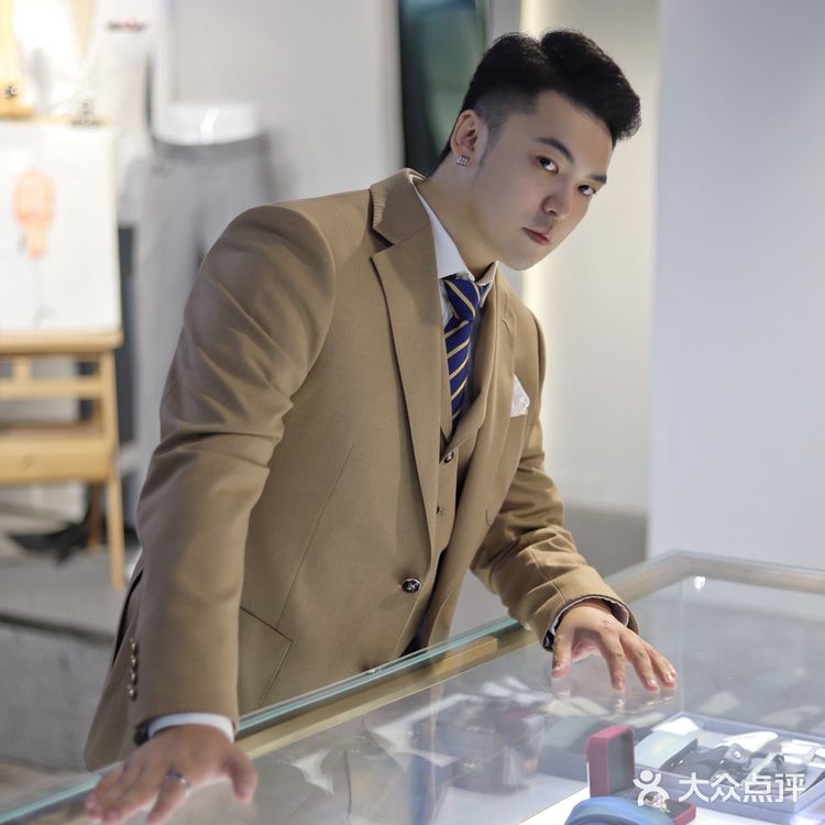 重庆定制西装👔展现最高级的男性魅力