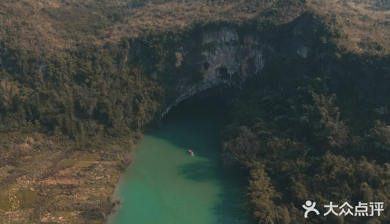 号称“水上芦笛岩”的巴马百鸟岩