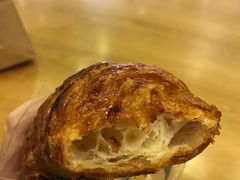 焦糖牛角包-PAPER STONE BAKERY(天环店)