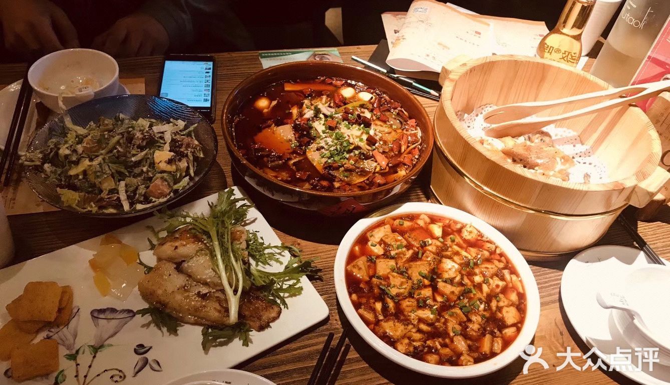 上海的胡桃里更都市化一点,镇江的这个没什么感觉是真的