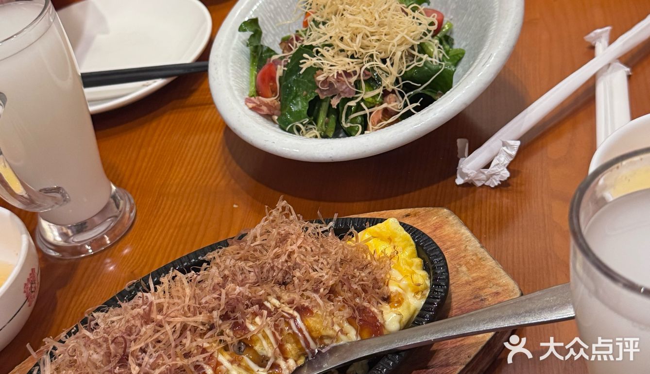 这家日料店真是小而精致，氛围温馨。食材新鲜