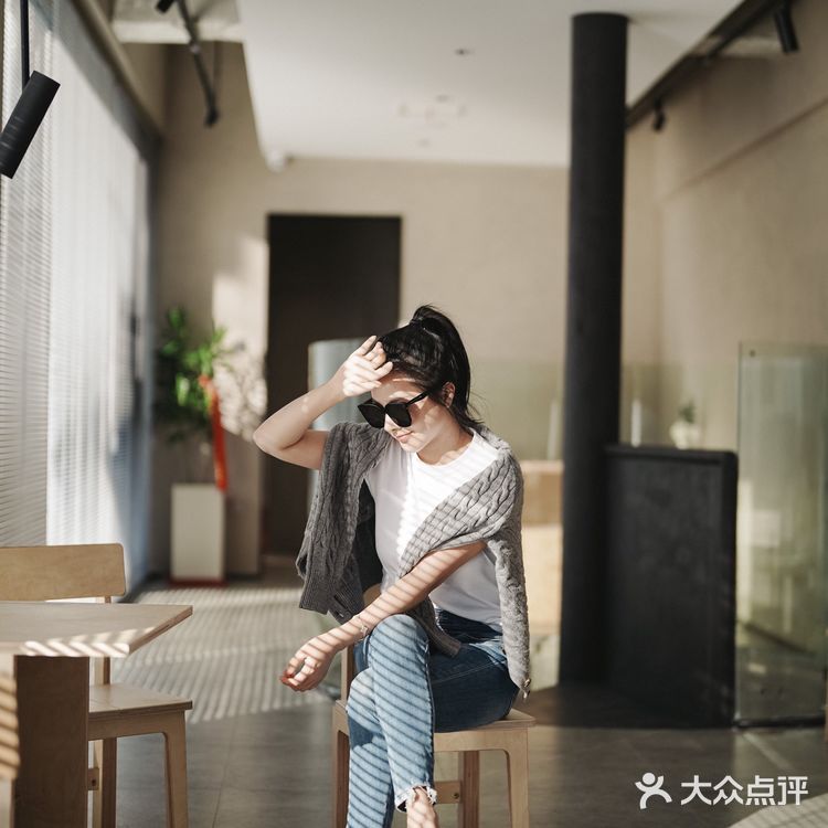 最近芜湖的天气简直不要太好，找了一间咖啡店晒太阳