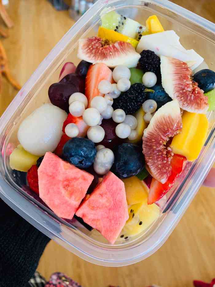 人 点了一份招牌水果捞又加了一份榴莲,榴莲超级好吃,十分软糯香甜