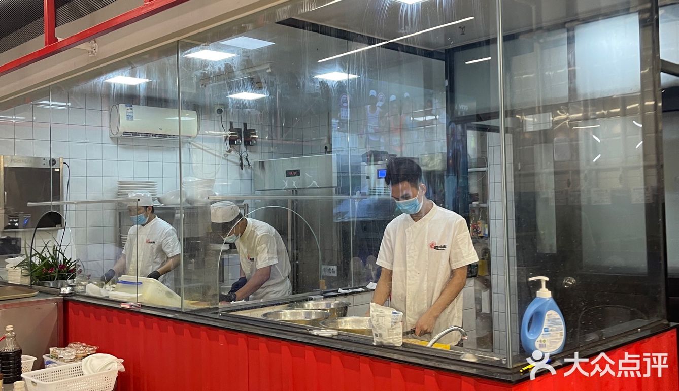 工业风海鲜宵夜大排档