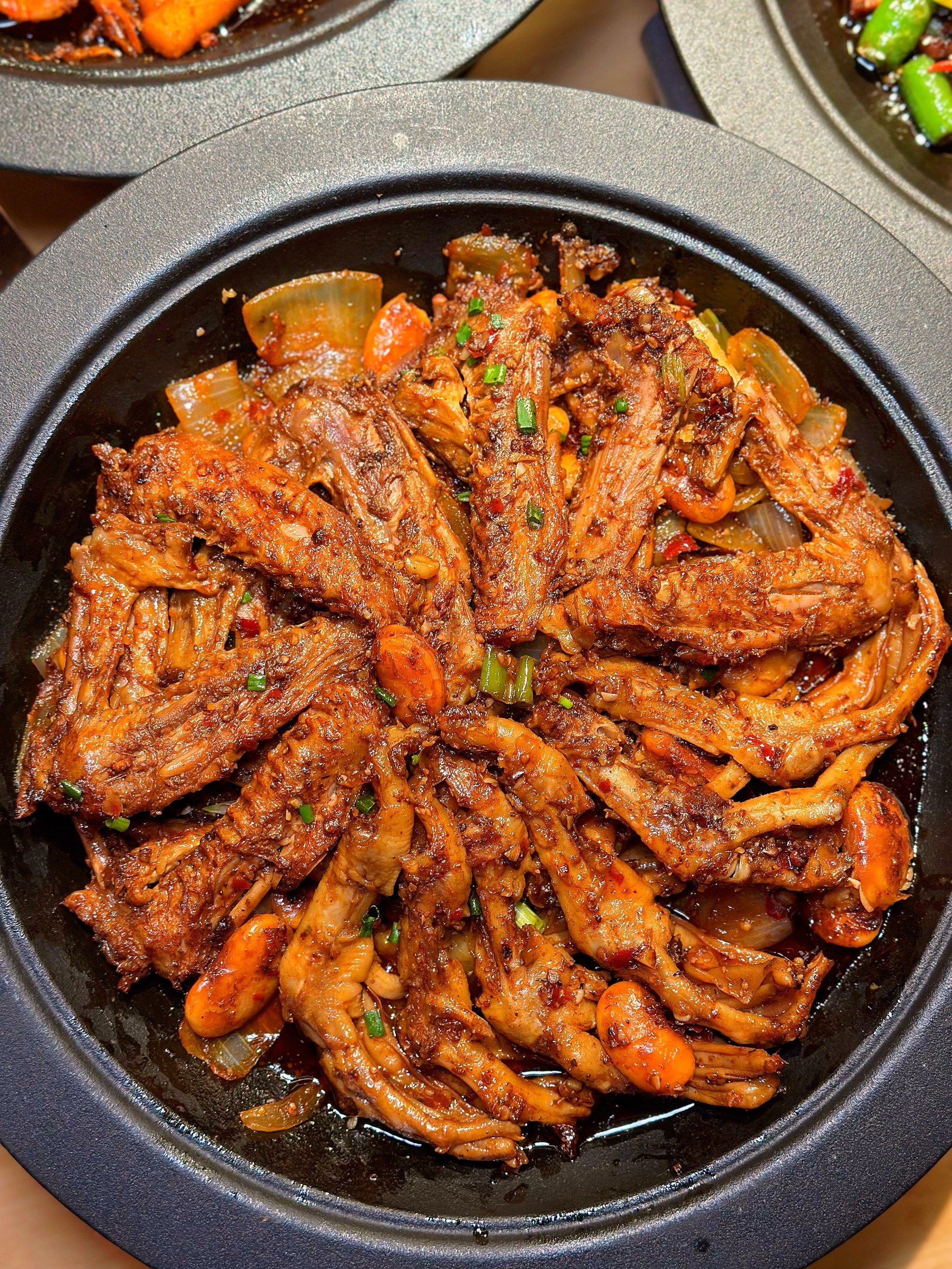 n
把想吃的都点了,最喜欢"干锅糯香掌翅"我都已经算很不喜欢啃的