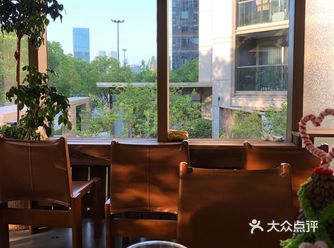 窗外是很绿很美，正午有正午阳光的美，也有夕阳的美