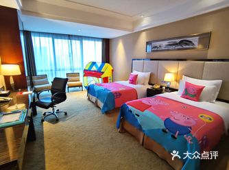 好像是去年在携程上看到说有亲子房的，配套越来越好