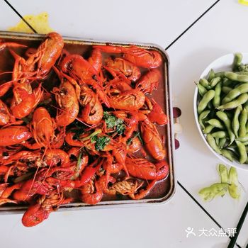 小龙虾夜宵首选 味道好极了 麻辣小龙虾配上毛豆那叫一