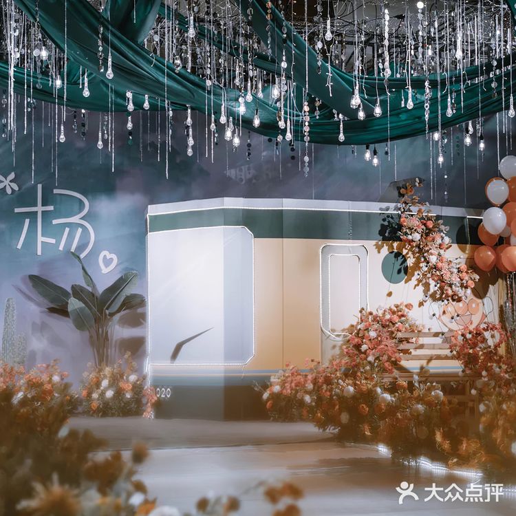 有顶可爱温馨｜[吐]撞色婚礼