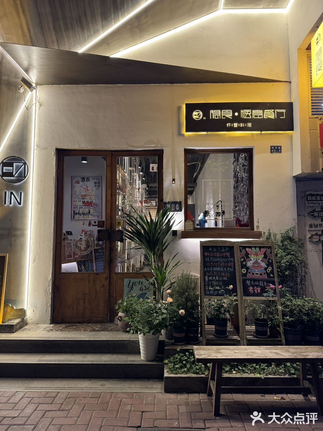 席地而坐啃大闸蟹！在这里吃饭就是舒坦