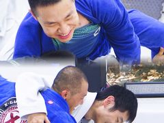 -菠萝格斗巴西柔术训练馆