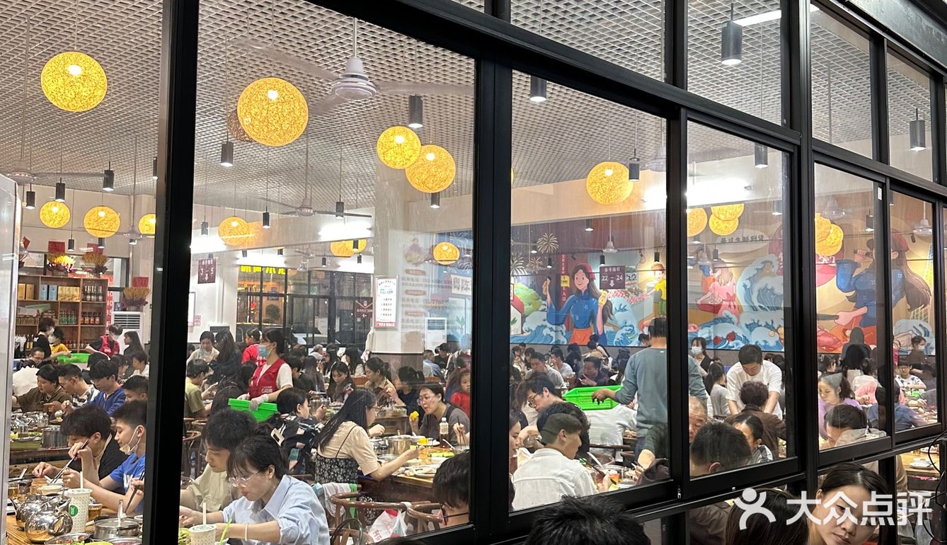 5点排队 、7点半才吃上…听说这家火锅很特别？