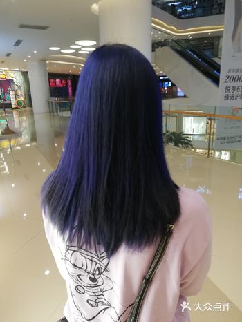 这位小姐姐说需要染一款好看的发色