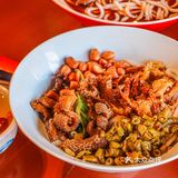 朋友是长沙人，和我一直吹捧湖南米粉比广西粉好吃