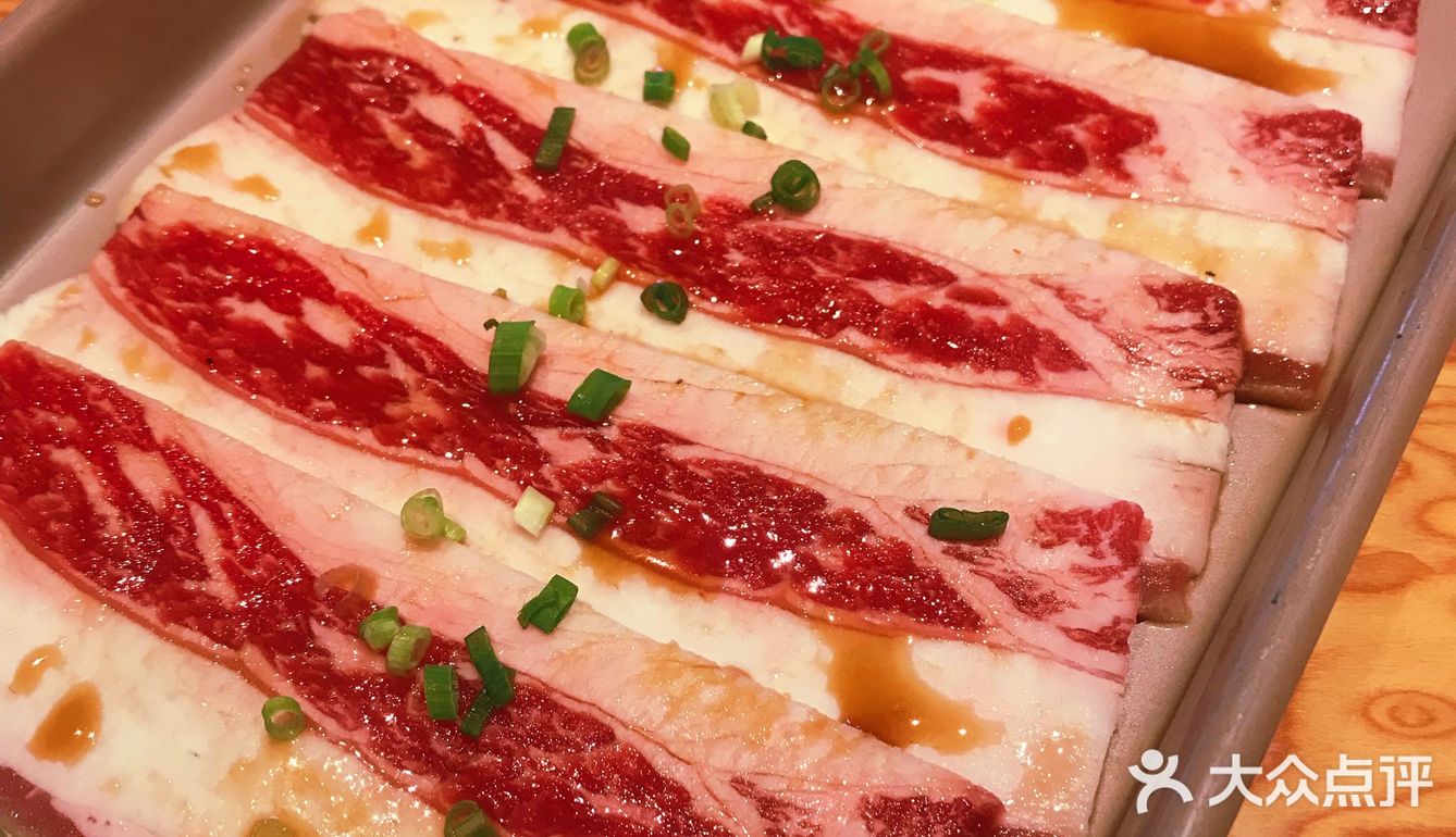 这家烤肉店的食材和服务真不错！