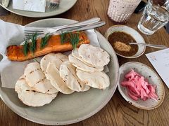 烟熏三文鱼配烤饺子皮和芥末籽酱-BOR Eatery(安福路店)