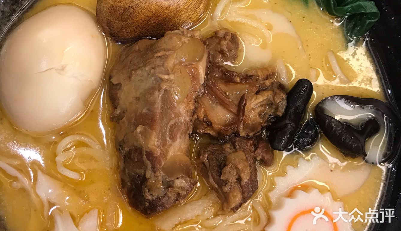 地铁口出来就是，很方便。店铺环境不错