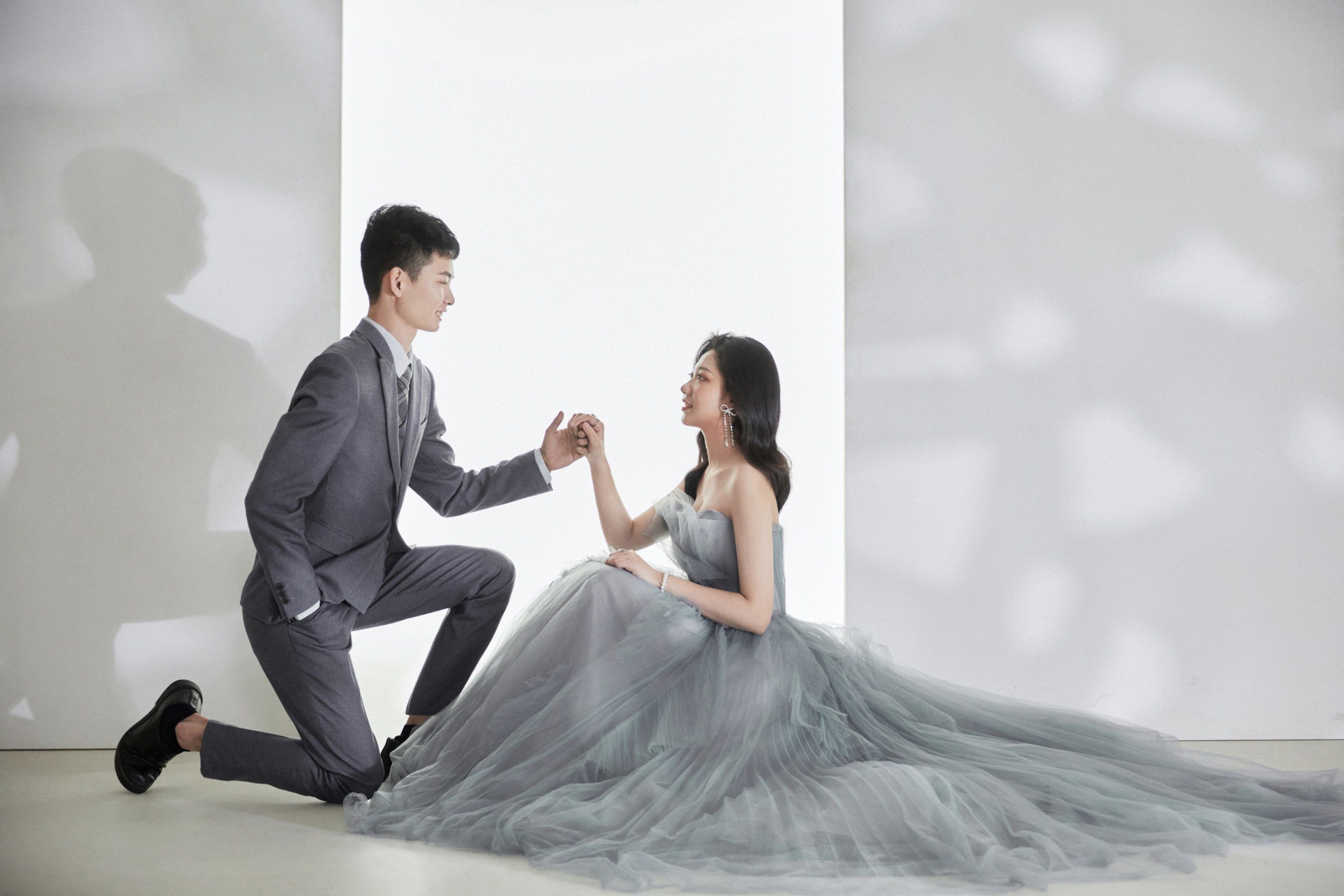 室内灰色系光影婚纱照