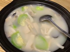 上汤丝瓜杂菌煲-渔太泰漓江小馆·广西融合菜(西街店)