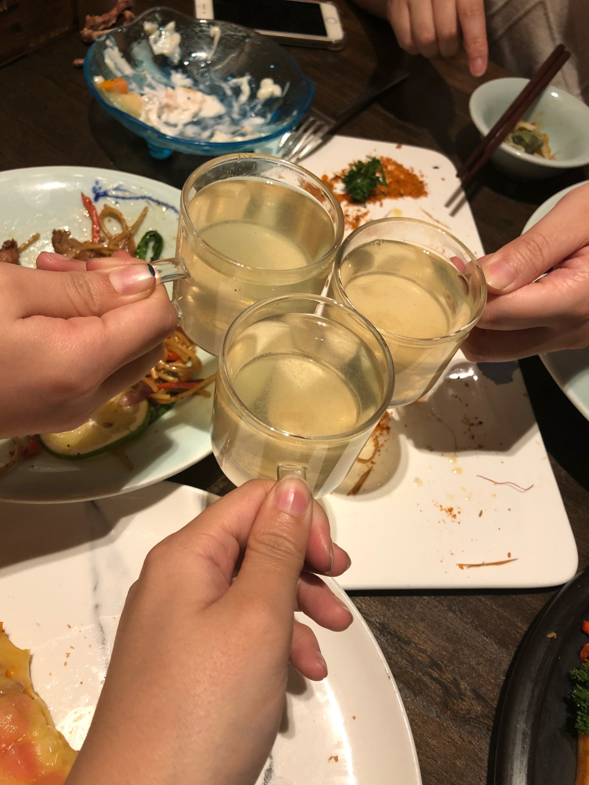 碰酒杯视频素材图片