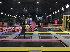 -嘿哟动霸CHUA·新潮玩运动娱乐中心·蹦床滑冰团建乐园