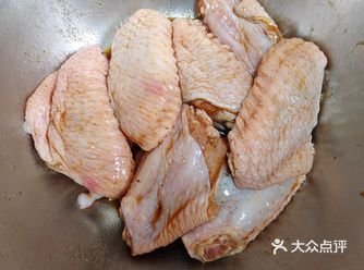 最近小宝念叨着想吃哥哥做的蜂蜜鸡翅了，大宝昨天就给安