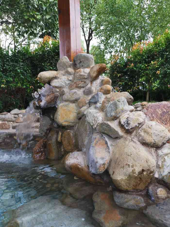 南坛温泉度假村"直接根据导航过来,就可以直达这里.山里的.