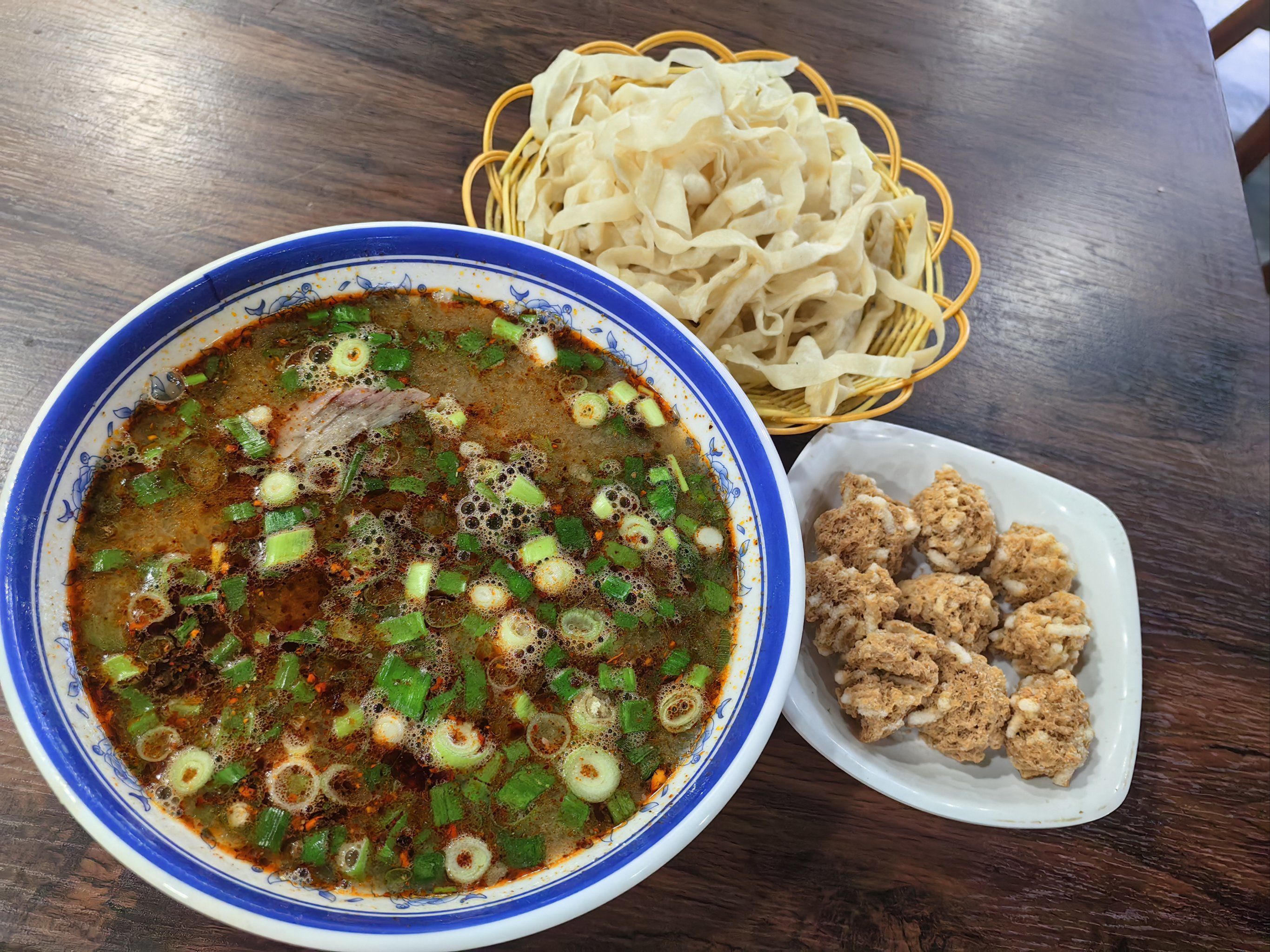 牛肉汤77饼丝,再来一碗炸丸子,一共才6.