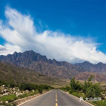 在银川市的西北部，有一座雄伟峻峭的山脉，它峰峦起伏