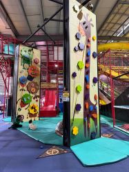 -趣玩空间蹦床乐园(临平旗舰店)