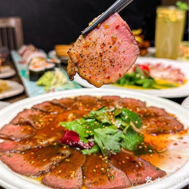 不论是深夜小酌还是朋友聚餐，这里都是绝佳选择