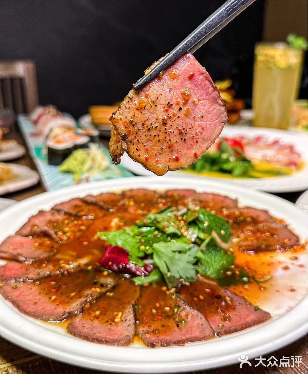 不论是深夜小酌还是朋友聚餐，这里都是绝佳选择