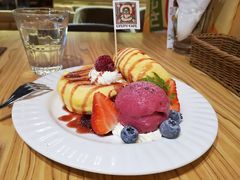 草莓家族梳乎厘班戟-Ufufu cafe(天神巷店)