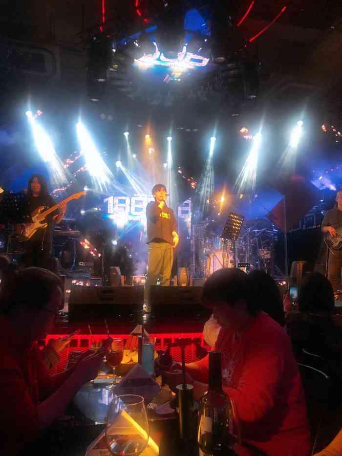 1886汽车餐厅&音乐酒吧(新天地店)-"环宇荟的这家1866在黄陂南路上