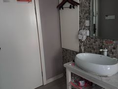-艺漫酒店(苏州寒山寺狮山路地铁站店)