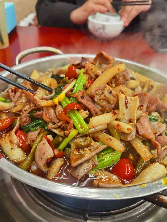 古镇胖娃鸡杂(磁器口总店)-"店铺位置好找,从磁器口的大门进,一直往里