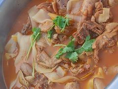 -东北烧烤铁锅炖水库鱼