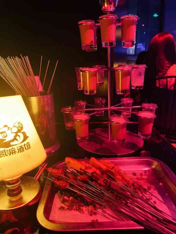 贰麻酒馆(珠江道星空斗酒场店)-"工作日的晚上,广州的贰麻还有人在