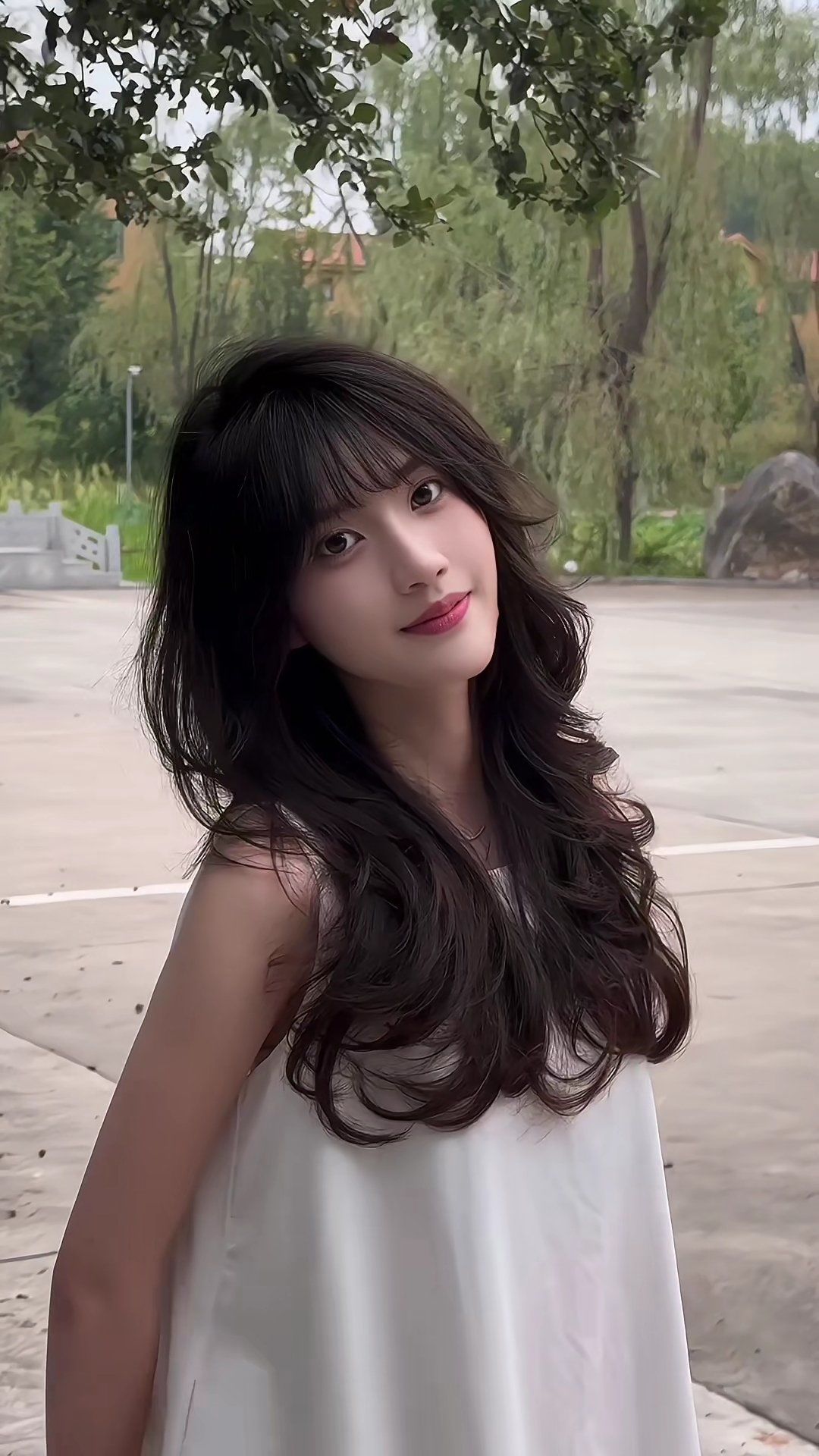 建议我额头比较高还是适合留刘海,卷发也略显成熟老气,发色也显得人不