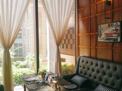 靠窗位-卡普里披萨·牛扒·下午茶