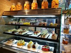 面包甜点陈列柜-深圳温德姆至尊酒店·大堂吧·户外花园