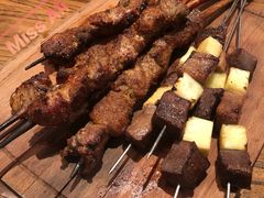 红柳羊肉串-阿里家·新疆烤肉酒場 by MIG