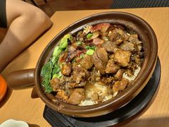 腊味三宝煲仔饭-港澳烧卤馆