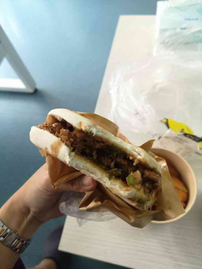 打分 外卖点的,非常好吃!肉夹馍棒棒哒.还有香肠也好吃!