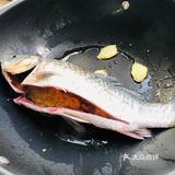 奶白色的鲫鱼汤，再加一颗鸡蛋就能实现。