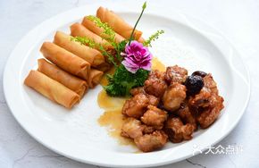 Honey-glazed Spare Ribs with Fragrant Reed Rolls