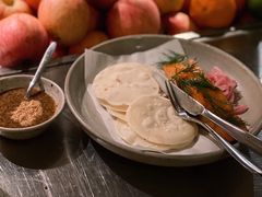 烟熏三文鱼配烤饺子皮和芥末籽酱-BOR Eatery(安福路店)