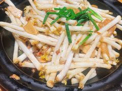 -帅巴人舅母子腊蹄民俗村