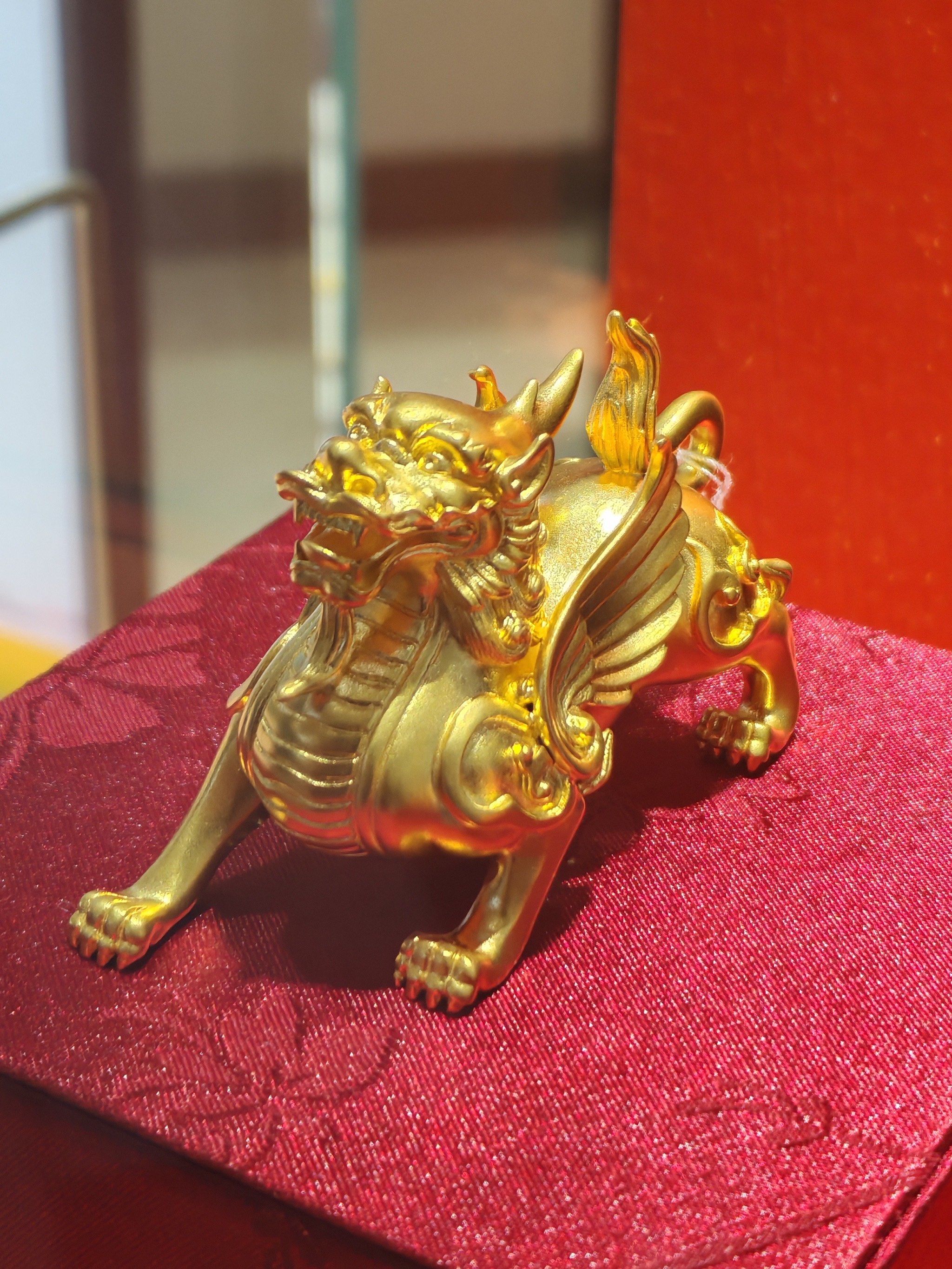 周生生麒麟献瑞手把件