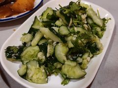 蒜泥黄瓜-小火炕铁锅炖鱼